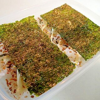 弁当　大人用・小魚ふりかけとマヨと海苔のピリ辛ご飯